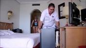 Download video sex hot Semidesnuda exhibiendose frente al hombre de mantenimiento del hotel online